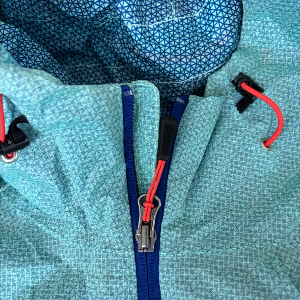 Women’s North Face rain jacket. - Picture 3 of 8